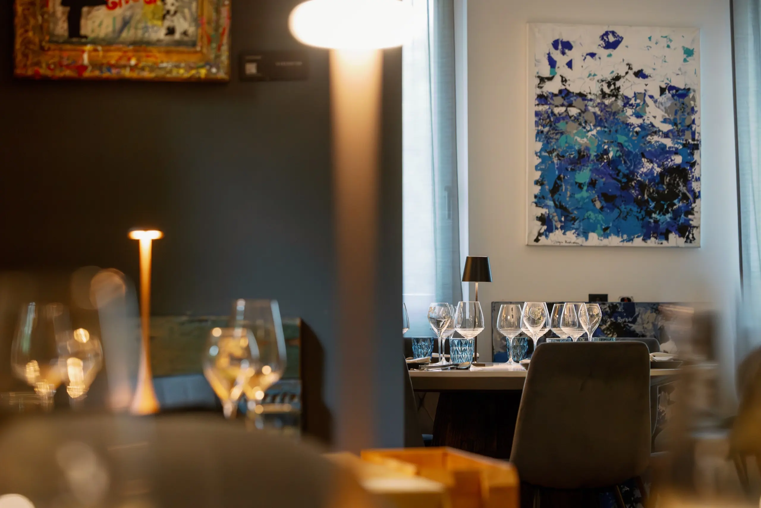 Tela astratta blu nella sala da pranzo